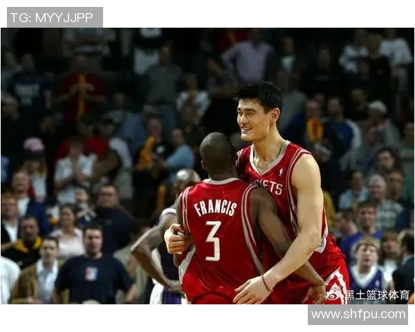 姚明与詹姆斯的篮球传奇对决：东西方巨星的巅峰之战与友谊之路