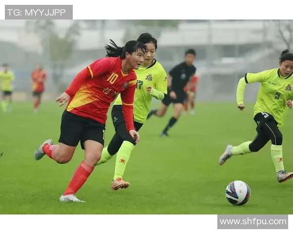 受伤却依然魅力四射的足球明星们展现坚韧与风采