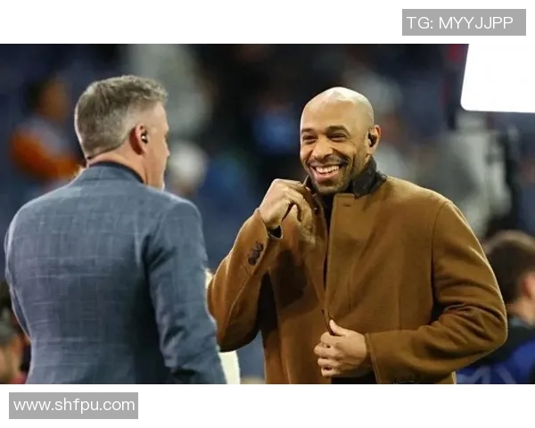 足球传奇亨利时尚穿搭解析展现运动与潮流的完美结合