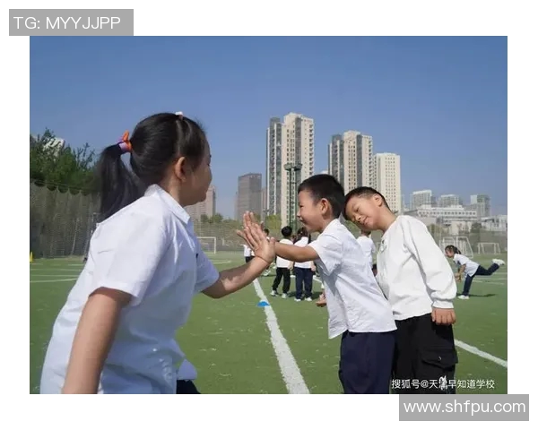 足球明星挑战小学生的足球技巧赛谁能赢得最终的荣耀与掌声