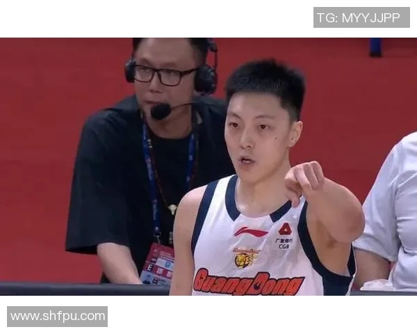 篮球明星因手骨折重返赛场的励志故事与康复之路